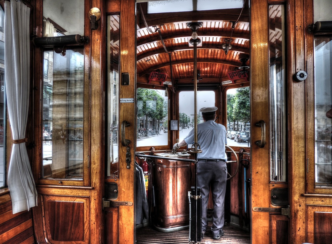 old-tram-2315501_1280